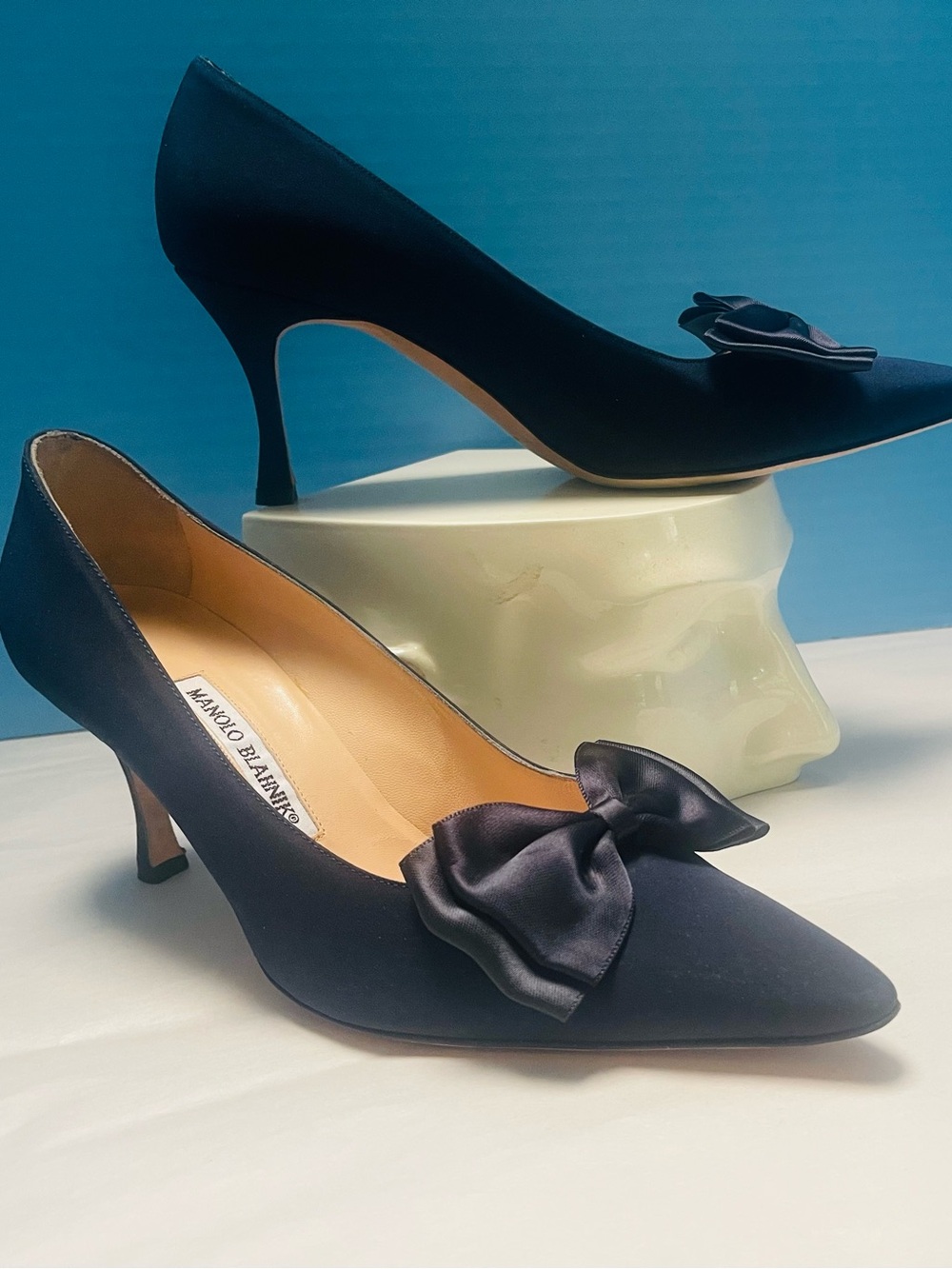 Manolo Blahnik Navy Satin Bow Pointed Toe Pumps Stiletto Heels Sz 39 Italy